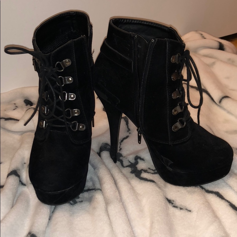La Allen’s Black platform boots